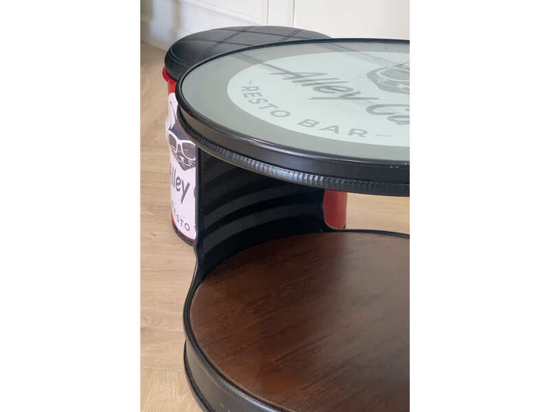 Brown vintage round table + red vintage chairs, black seats, round shape.