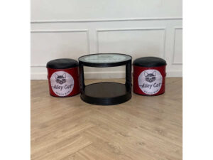 Brown vintage round table + red vintage chairs, black seats, round shape.