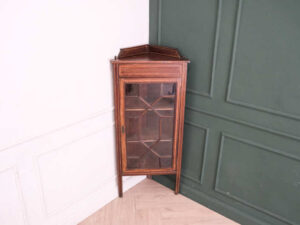 Mahogany corner display cabinet with 1 glass door.