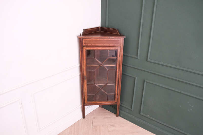 Mahogany corner display cabinet with 1 glass door.