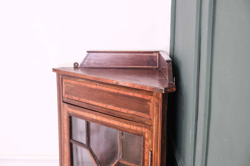 Mahogany corner display cabinet with 1 glass door.