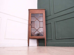 Mahogany corner display cabinet with 1 glass door.