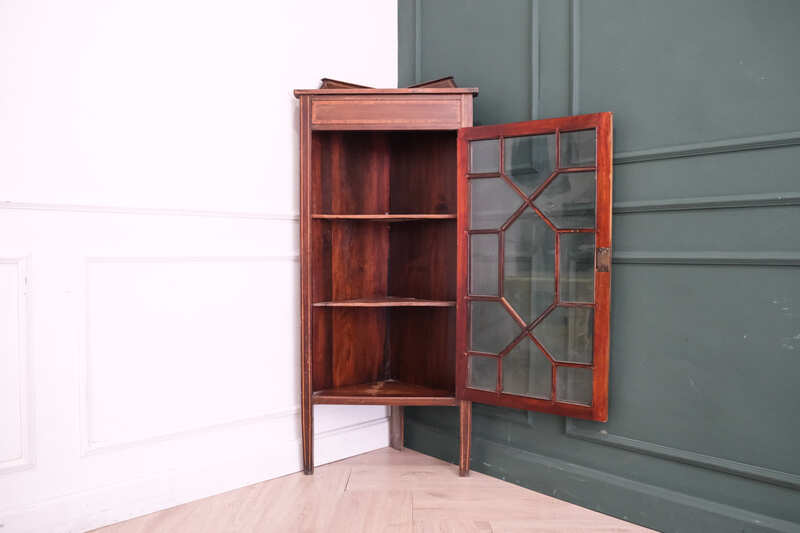Mahogany corner display cabinet with 1 glass door.