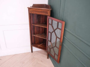 Mahogany corner display cabinet with 1 glass door.