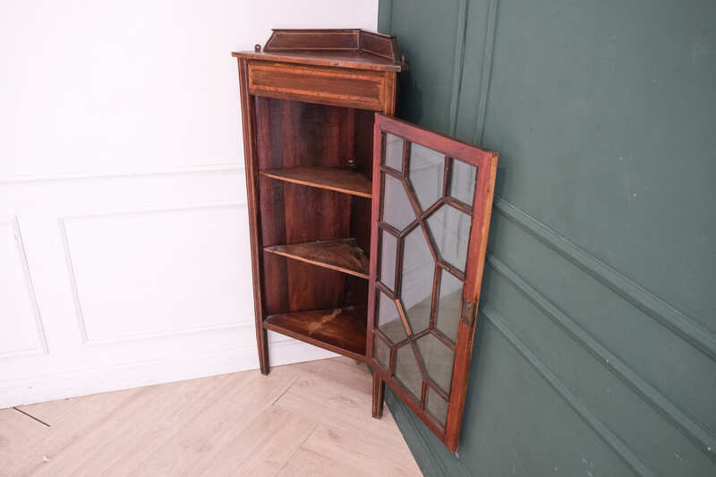 Mahogany corner display cabinet with 1 glass door.