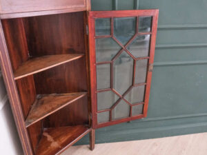 Mahogany corner display cabinet with 1 glass door.