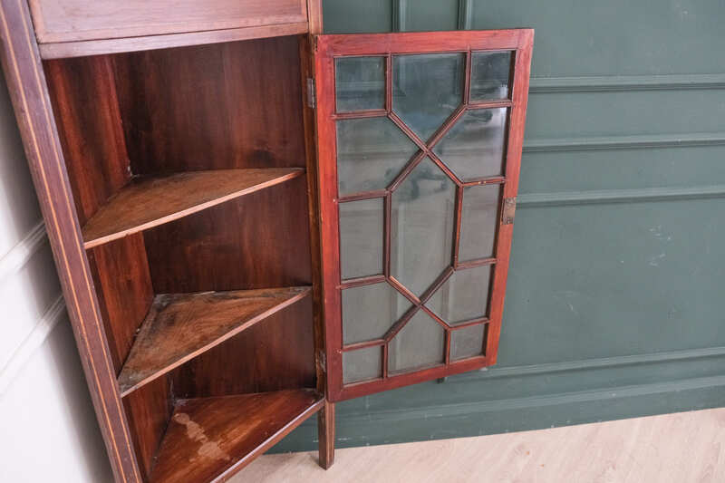 Mahogany corner display cabinet with 1 glass door.