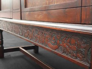 Oak sideboard, 2 drawers, 2 doors, 1 mirror.