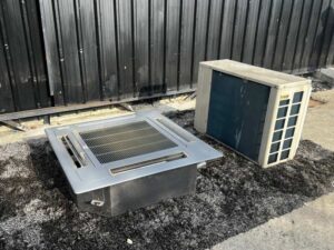 Four-way air conditioner, Daikin brand, model RN18CXV1S2, size 18,000 BTU.