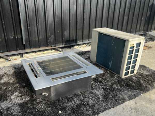 Four-way air conditioner, Daikin brand, model RN18CXV1S2, size 18,000 BTU.