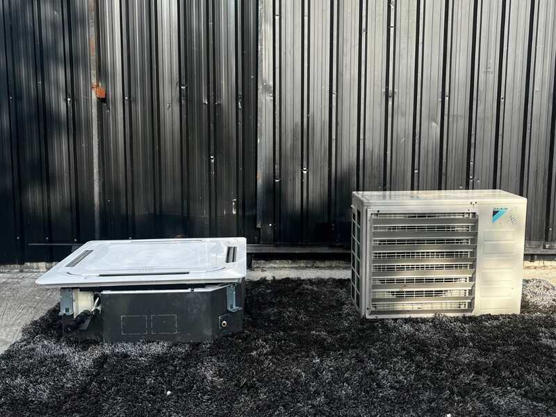 Four-way air conditioner, Daikin brand, model RN18CXV1S2, size 18,000 BTU.