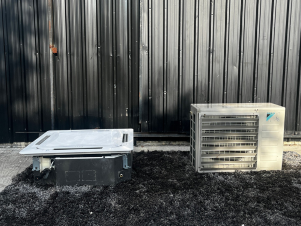 Four-way air conditioner, Daikin brand, model RN18CXV1S2, size 18,000 BTU.