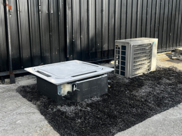 Four-way air conditioner, Daikin brand, model RN18CXV1S2, size 18,000 BTU.