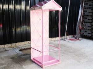 wooden shelf for displaying products Product display stand with pink roof