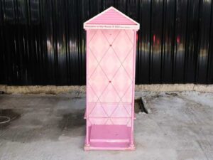 wooden shelf for displaying products Product display stand with pink roof