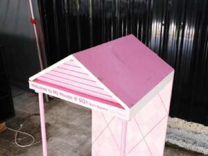 wooden shelf for displaying products Product display stand with pink roof
