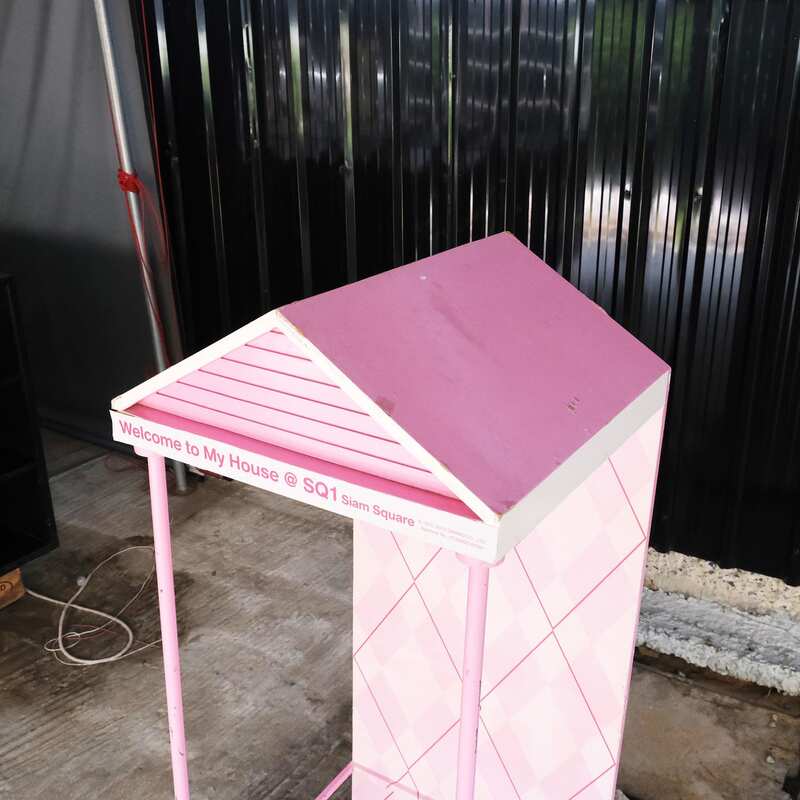 wooden shelf for displaying products Product display stand with pink roof