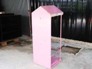 wooden shelf for displaying products Product display stand with pink roof