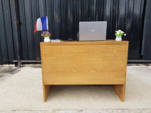 Work desk, 3 drawers, wooden frame, oak color.