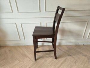 Wooden chair, dark brown dining chair, beautiful design, slightly curved backrest.