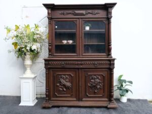 Buffet cabinet with carved flower pattern European work comes from Germany.