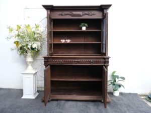 Buffet cabinet with carved flower pattern European work comes from Germany.
