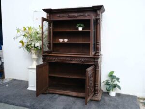 Buffet cabinet with carved flower pattern European work comes from Germany.