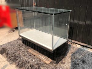 Jewelry cabinet, glass cabinet to display products Rectangular shape Sliding glass door, 2 drawers