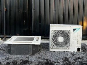 Four-way air conditioner, Daikin brand, model FHC24NUV2S, size 24,000 BTU.