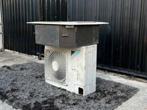 Four-way air conditioner, Daikin brand, model FHC24NUV2S, size 24,000 BTU.