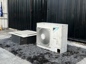 Four-way air conditioner, Daikin brand, model FHC24NUV2S, size 24,000 BTU.