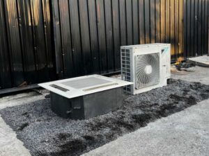 Four-way air conditioner, Daikin brand, model FHC24NUV2S, size 24,000 BTU.