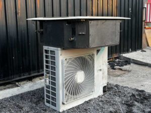 Four-way air conditioner, Daikin brand, model FHC24NUV2S, size 24,000 BTU.