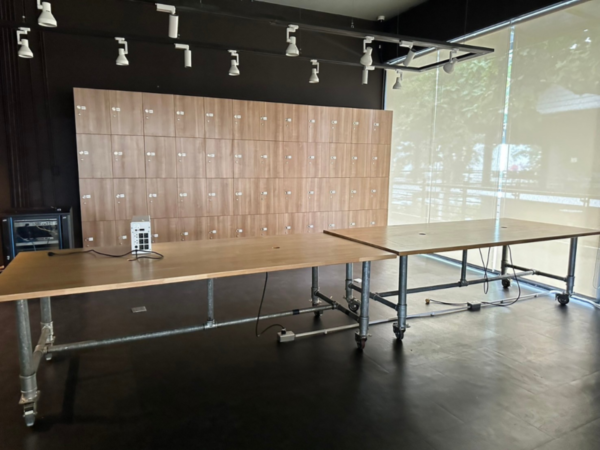 Work desk, 4 seats, steel frame, wood top, maple color, with wheels.