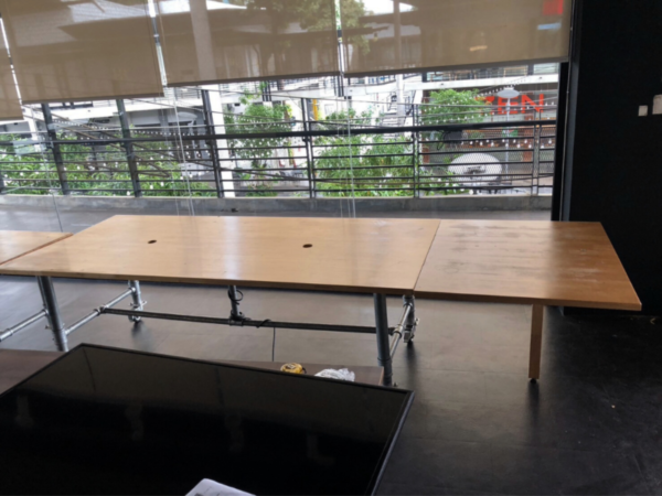 Work desk, 4 seats, steel frame, wood top, maple color, with wheels.