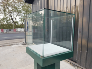 Tall glass display cabinet, 1 door, green