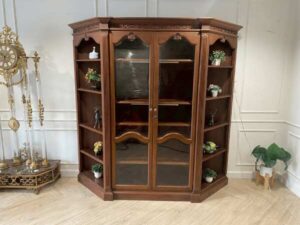 2-door wooden display cabinet, vintage style
