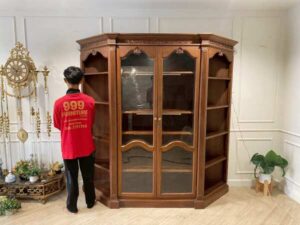 2-door wooden display cabinet, vintage style