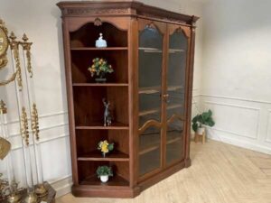 2-door wooden display cabinet, vintage style