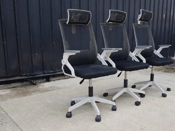 Office chair, fabric cushion, black mesh backrest, white legs
