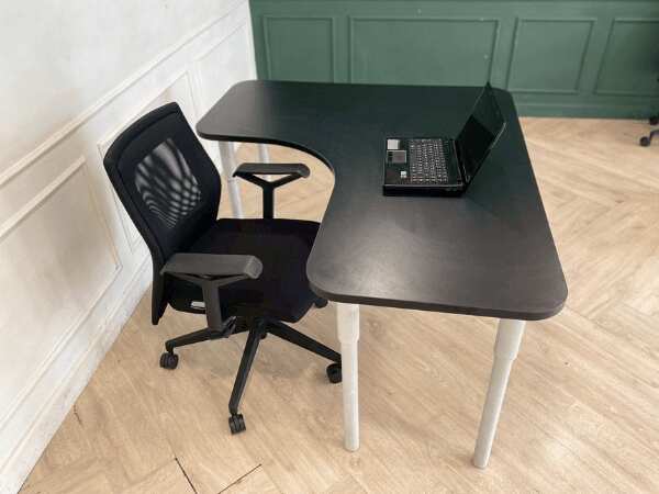 Black L-shaped corner desk, 140 cm