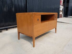 Wooden TV cabinet with 2 doors and 2 drawers