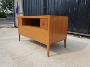 Wooden TV cabinet with 2 doors and 2 drawers