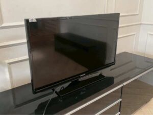 Samsung TV 32 inch tabletop model UA32F5000R