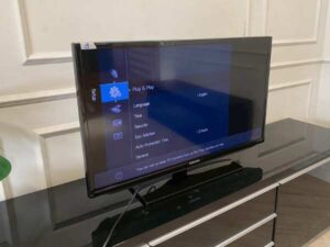 Samsung TV 32 inch tabletop model UA32F5000R
