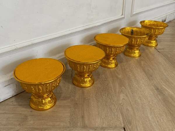 A tray presented to His Majesty, a golden tray presented to the royal family, a golden tray presented to the royal family
