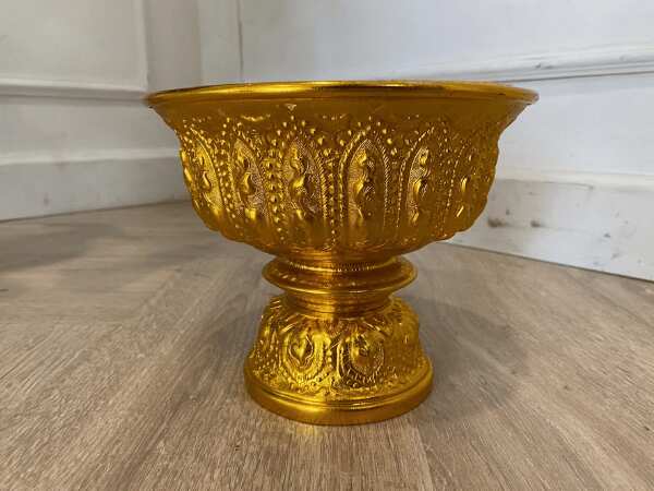 A tray presented to His Majesty, a golden tray presented to the royal family, a golden tray presented to the royal family