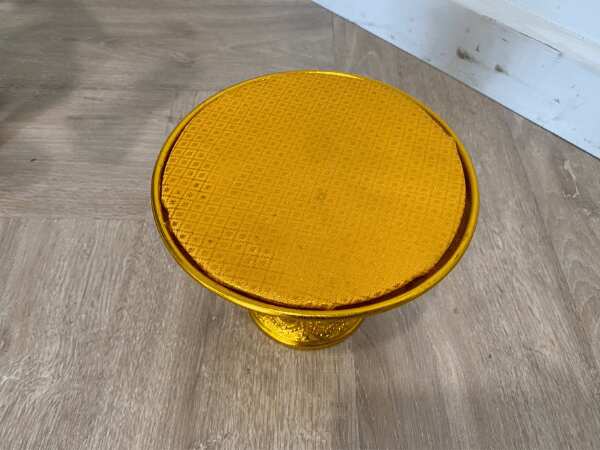 A tray presented to His Majesty, a golden tray presented to the royal family, a golden tray presented to the royal family