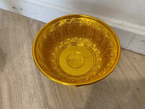 A tray presented to His Majesty, a golden tray presented to the royal family, a golden tray presented to the royal family