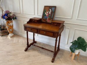 Dressing table with 4 drawers and mirror top, vintage style